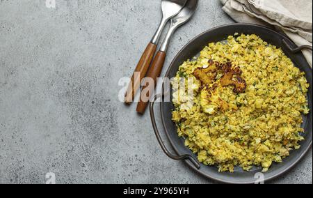 Gebratener Blumenkohl-Reis oder Couscous mit Dill auf dem Teller, gesunde kohlenhydratarme Gemüse-Beilage für Keto-Diät und gesunde kalorienarme Ernährung Stockfoto