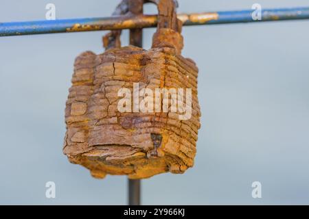 Nahaufnahme eines rostigen Schlosses, der am Drahtzaun in Südkorea hängt Stockfoto