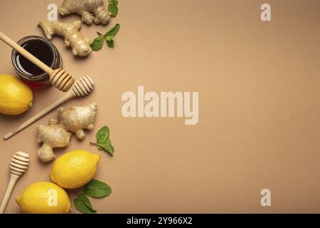 Orange Entgiftungsgetränk, Zitronen, Pfefferminze, Ingwer, Honig im Glas, Honig Holzlöffel von oben. Nahrung zur Stimulation der Immunität und gegen Grippe. Gesunde Re Stockfoto