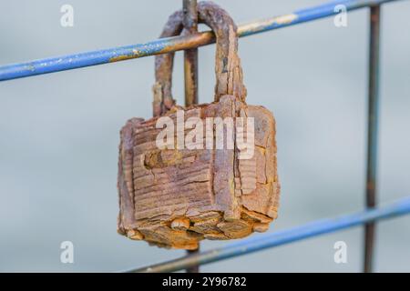 Nahaufnahme eines rostigen Schlosses, der am Drahtzaun in Südkorea hängt Stockfoto