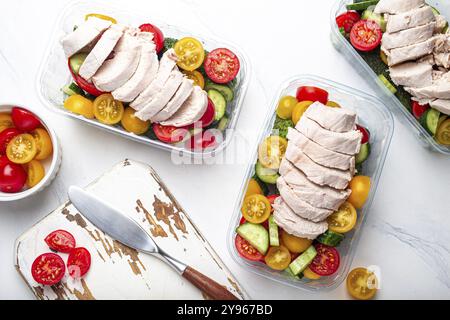 Gesunde Mahlzeit Vorbereitung für das Mittagessen, Diät gekochtes Hühnerfilet mit Gemüsesalat in Lunch-Boxen Behälter Draufsicht auf weißem Marmorküchentisch Backgro Stockfoto