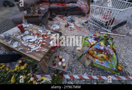 Deutschland, Berlin, 07.10.2024, Bebelplatz, Gedenken an den Hamas-Terror am 7. Oktober 2023, bombardiert Wohnzimmer, Europa Stockfoto