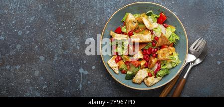 Traditionelles Levant-Gericht Fattoush-Salat, arabische Küche, zubereitet mit Pita-Brotcroutons, Gemüse und Kräutern. Gesunder vegetarischer Salat aus dem Nahen Osten Stockfoto