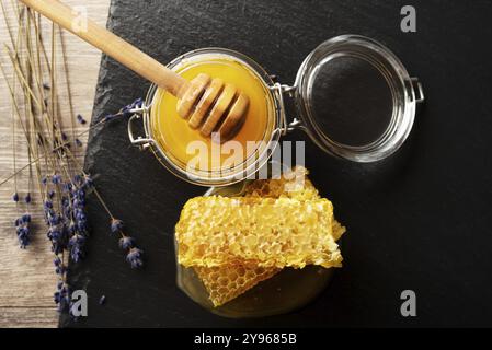 Wabenaufsatz auf Schiefertablett auf Küchentisch in der Nähe, Lebensmittelfotografie, Lebensmittelfotografie Stockfoto