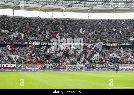 Frankfurt, Deutschland. Oktober 2024. Fußball 1. Bundesliga - Eintracht Frankfurt - FC Bayern München am 06.10.2024 im Deutschen Bank Park in Frankfurt die Fans von Eintracht Frankfurt mit einer Schalparade in der Nordwestkurve und Schwenkfahnen Foto: Osnapix DFL-Vorschriften verbieten jede Verwendung von Fotografien als Bildsequenzen und/oder Quasi-Video. Quelle: dpa/Alamy Live News Stockfoto