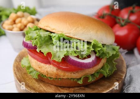 Leckerer vegetarischer Burger mit Kichererbsenkotelett auf dem Tisch, Nahaufnahme Stockfoto