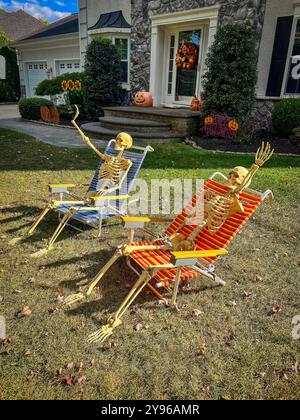 Niedliche Skelette Halloween Outdoor Dekorationen vor dem Haus Stockfoto