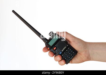 Houston, Texas, USA - 8. Oktober 2024: Baofeng UV-5R Funksender-Empfänger auf weißem Hintergrund Stockfoto