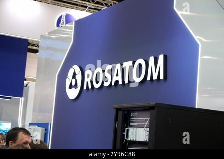 Sankt Petersburg, Russland. Oktober 2024. Das Rosatom-Logo, das während des Internationalen Gasforums in St. Petersburg zu sehen ist, das auf dem Expoforum stattfindet. (Foto: Maksim Konstantinov/SOPA Images/SIPA USA) Credit: SIPA USA/Alamy Live News Stockfoto