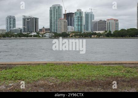 Weitblick nördlich vom Demens Landing Park über glattes Wasser mit Reflexionen in Richtung Stadtlandschaft von St. Petersburg, Florida. Segelbots in marin Stockfoto