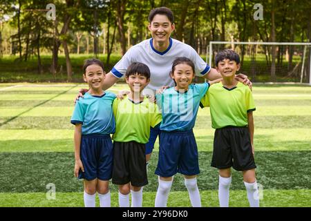 Trainer und Kinder im Fußball-Trainingskurs Stockfoto
