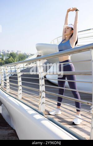 Eine junge Frau, die sich im Park amüsiert Stockfoto