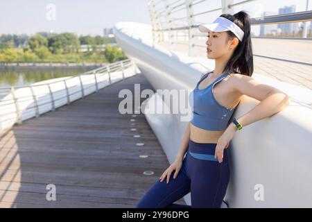 Eine junge Frau, die sich im Park amüsiert Stockfoto