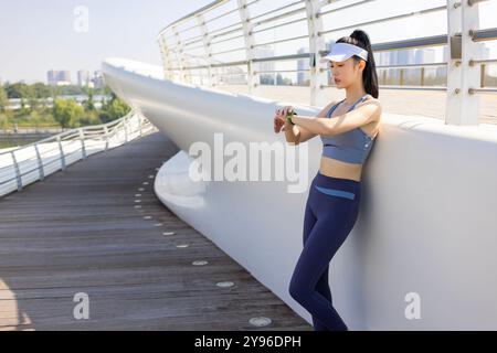 Eine junge Frau, die sich im Park amüsiert Stockfoto