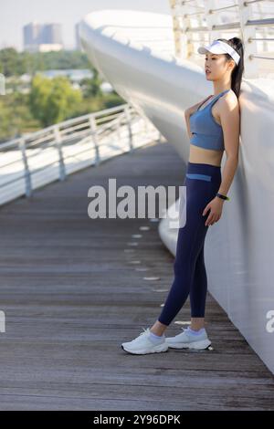 Eine junge Frau, die sich im Park amüsiert Stockfoto