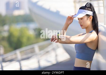 Eine junge Frau, die sich im Park amüsiert Stockfoto