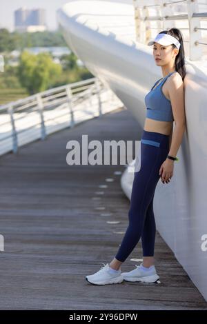 Eine junge Frau, die sich im Park amüsiert Stockfoto