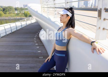 Eine junge Frau, die sich im Park amüsiert Stockfoto