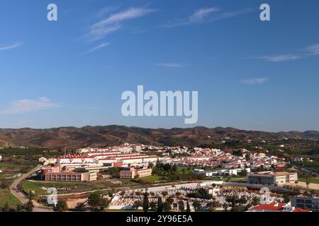 Silves, Portugal - 27. Dezember 2019: Aus der Vogelperspektive der Stadt Silves, Portugal an einem sonnigen Wintertag. Stockfoto