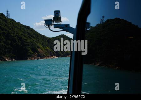 Fähre im Wasser im Großraum Hong Kong Bay Area bei Sommersonne Stockfoto