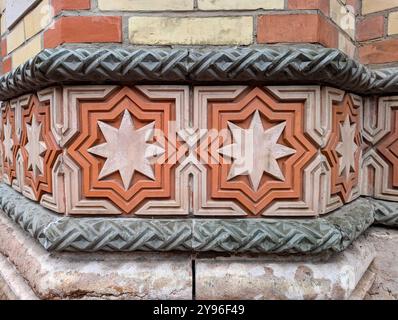 Detail der farbenfrohen Ziegel- und Steinmotive auf der Außenseite der Dohany Synagoge in Budapest Stockfoto