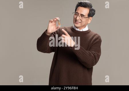 Senior-Mann mit Cordyceps sinensis Stockfoto