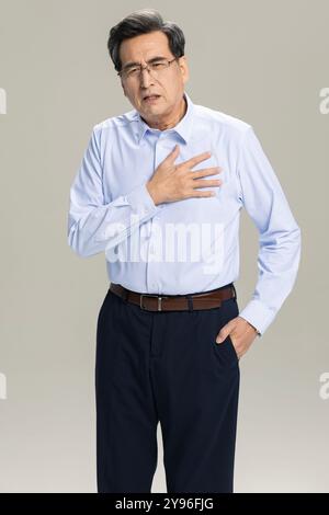 Männlicher Unternehmer, der einen Herzinfarkt hat Stockfoto
