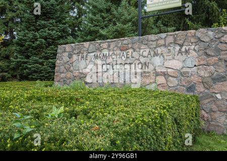 Der Eingang zur McMichael Canadian Art Gallery in Kleinburg, Ontario, Kanada. Die Galerie ist bekannt für ihre Sammlung kanadischer Kunst, Stockfoto