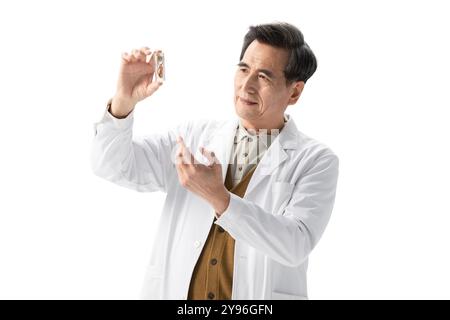 Traditioneller chinesischer Arzt mit Cordyceps sinensis Stockfoto