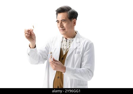 Traditioneller chinesischer Arzt mit Cordyceps sinensis Stockfoto