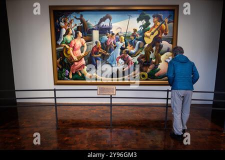 Besucher sehen Thomas Hart Bentons „Quellen der Country Music“ in der Country Music Hall of Fame in Nashville, Tennessee, USA. Stockfoto