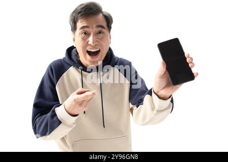 Aufgeregter Senior-Mann mit Smartphone Stockfoto