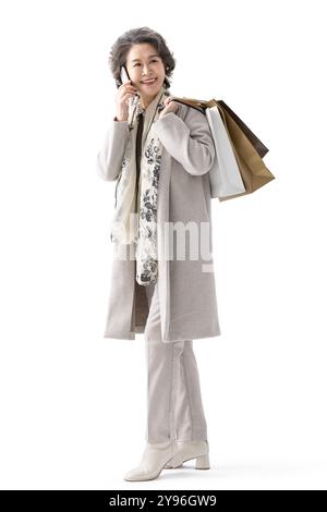 Elegante Seniorin, die am Telefon spricht Stockfoto