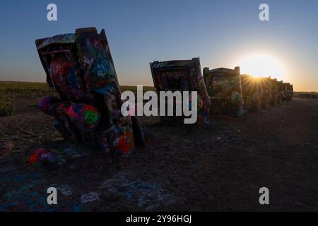 Cadillac Ranch ist eine öffentliche Kunstinstallation und Skulptur in Amarillo, Texas, USA. Es wurde 1974 von Chip Lord, Hudson Marquez und Doug Michels geschaffen Stockfoto