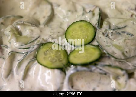 Cremiger Avocado Gurkensalat für ein Sommer-Picknick Stockfoto