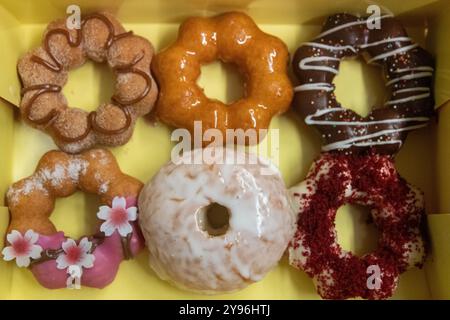 Verschiedene Mochi Donuts in einer Schachtel Stockfoto