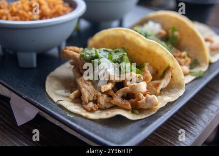 Drei Chicken Tacos ohne Käse auf Maistortilla Stockfoto