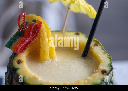 Pina Colada Drink serviert in einer Ananas Stockfoto