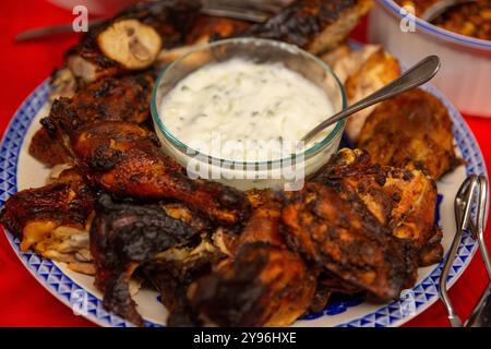 Indisches Tandoori-Huhn mit Joghurt-Sauce Stockfoto