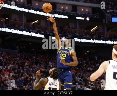 San Francisco, Usa. November 2023. Andrew Wiggins (22) der Golden State Warriors (15) trifft am 1. November 2023 im Chase Center in San Francisco gegen Davion Mitchell der Sacramento Kings (15). (Foto: Nhat V. Meyer/Bay Area News Group/TNS/SIPA USA) Credit: SIPA USA/Alamy Live News Stockfoto