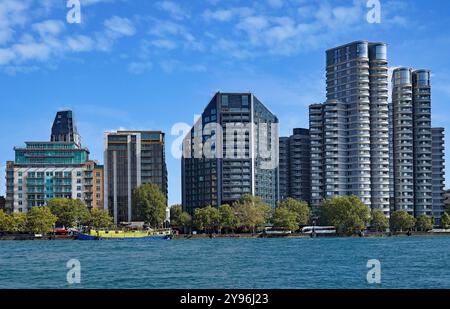 Moderne Wohngebäude an der Themse in London Stockfoto