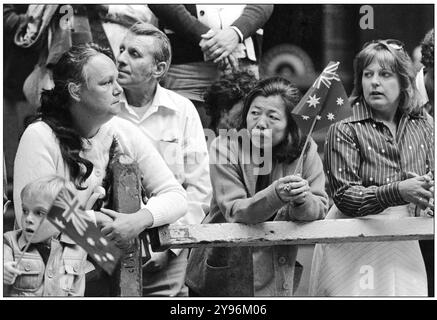 Zuschauer warten auf den jährlichen Anzac Day marsch in der George Street, Sydney, 1980 Stockfoto