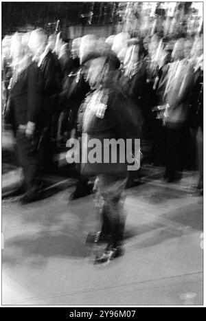 Als ich diesen alten Soldaten sah, der die Uniform des Australian Light Horse aus dem Ersten Weltkrieg trug, nutzte ich eine langsame Verschlusszeit, um das Gefühl der Geister von Anzac zu erwecken. Martin Place, Sydney, 1980 Stockfoto