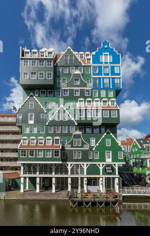 Zaandam, Niederlande. 9. Juni 2024. Vorderansicht der Inntel Hotels. Traditionelles Gebäude mit Häusern in mehreren Häusern in den niederlanden. Stockfoto