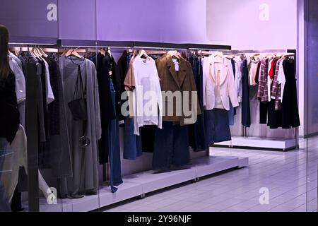 Stylische Damen- und Herrenbekleidung im Supermarkt Stockfoto