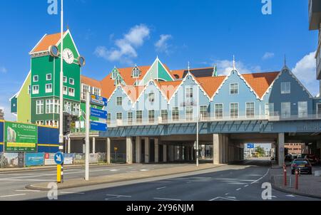 Zaandam, Niederlande. 9. Juni 2024. Farbenfrohes Inntel Hotel in Zaandam mit einer Autobahn darunter. Stockfoto