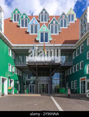 Zaandam, Niederlande. 9. Juni 2024. Der Eingang des mehrfarbigen Rathauses in Zaandam Stockfoto