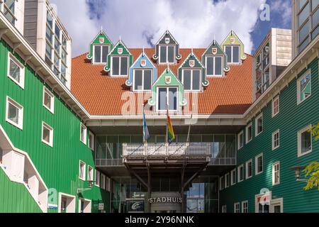 Zaandam, Niederlande. 9. Juni 2024. Das Dach des mehrfarbigen Rathauses in Zaandam Stockfoto