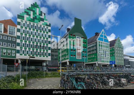 Zaandam, Niederlande. 9. Juni 2024. Modernes Hochhausgebäude mit blau und grün gefärbten traditionellen Zaanse Gabels in Zaandam Stockfoto