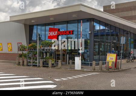 Zaandam, Niederlande. 9. Juni 2024. Eingang zum Dekamarkt-Supermarkt und Logo. Stockfoto